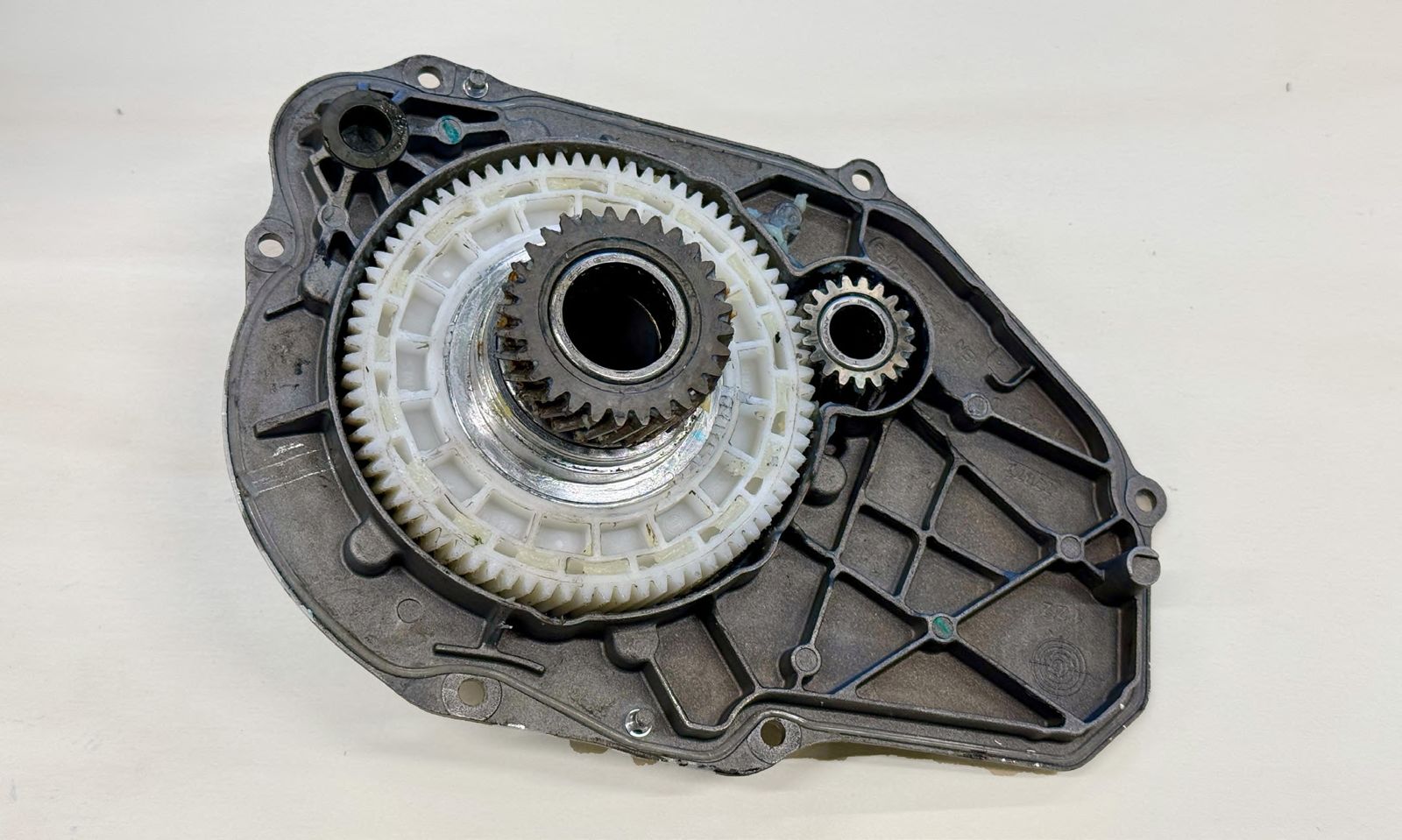 Casing half with metal and nylon gears
